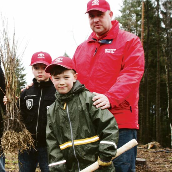 Baumpflanzaktion mit Kindern